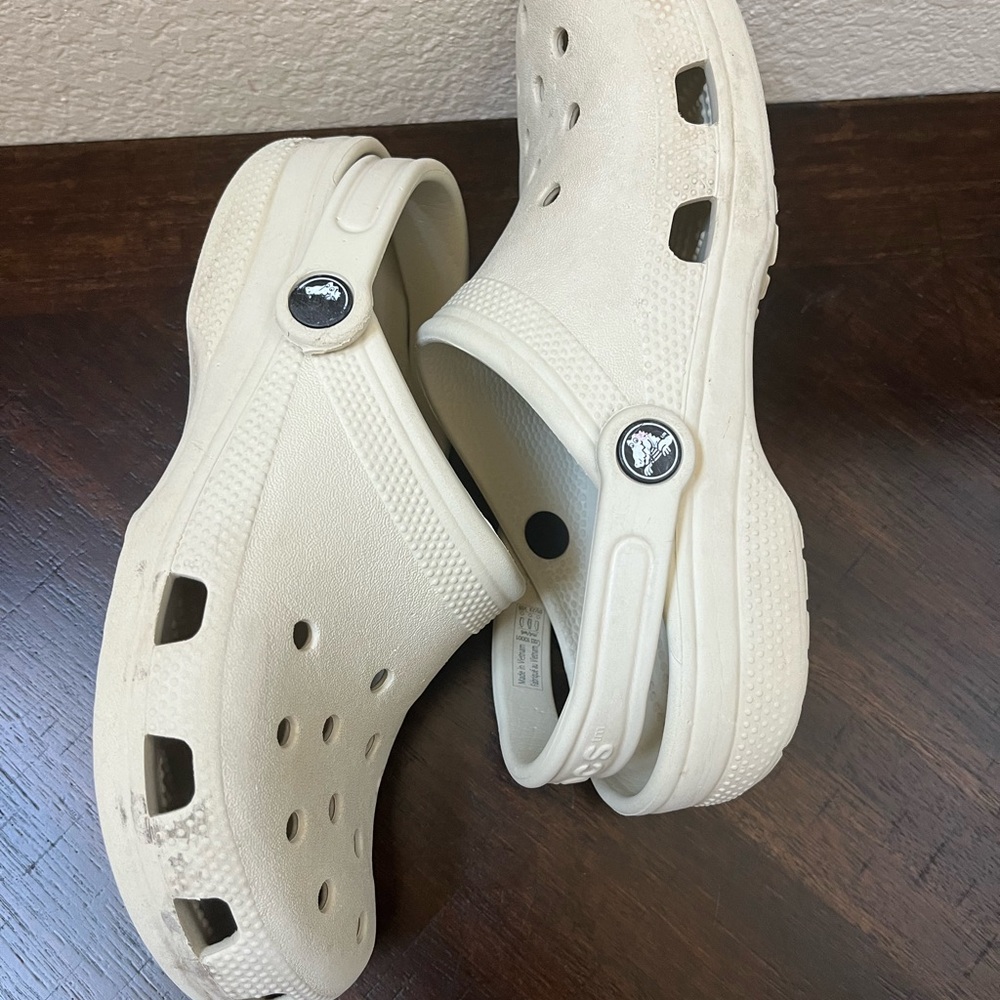 Pre-loved Crocs - Picture 8 of 9